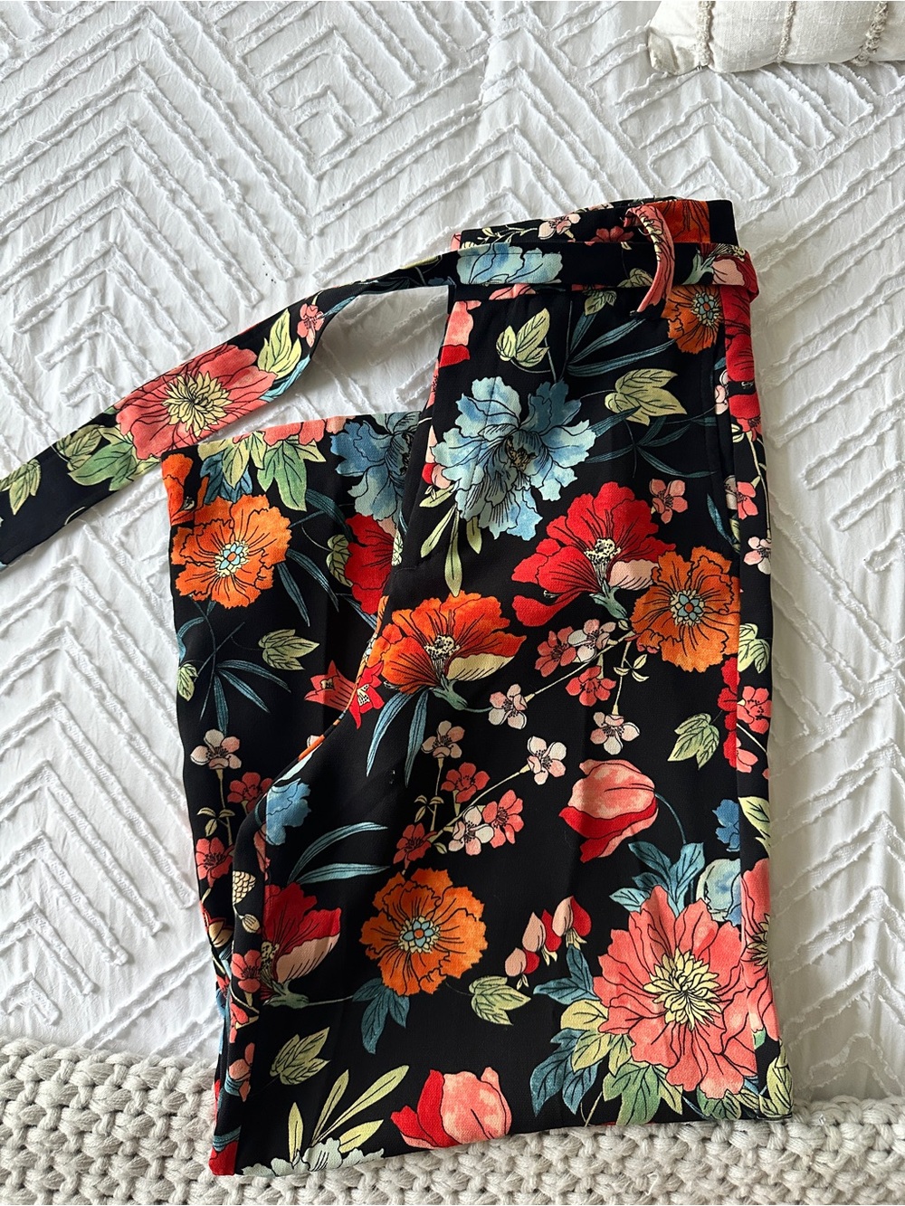 Zara Black Wide-Leg Floral Pants with Multicolor Blooms - Picture 4 of 5
